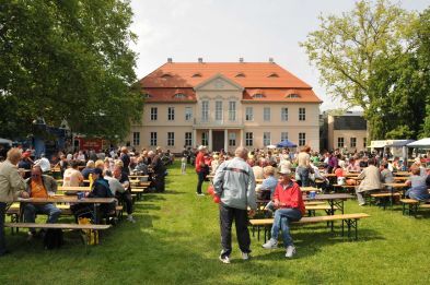 Foto: gemeinsames Essen vor dem Schloss Criewen Foto: gemeinsames Essen vor dem Schloss Criewen