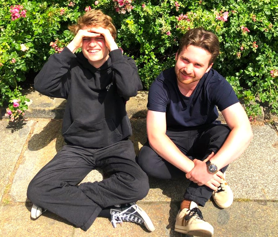 Foto: 2 junge Männer sitzen auf dem Boden Foto: 2 junge Männer sitzen auf dem Boden