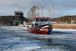 Foto: Eisbrecher vor dem Schiffshebewerk Niederfinow Foto: Eisbrecher vor dem Schiffshebewerk Niederfinow