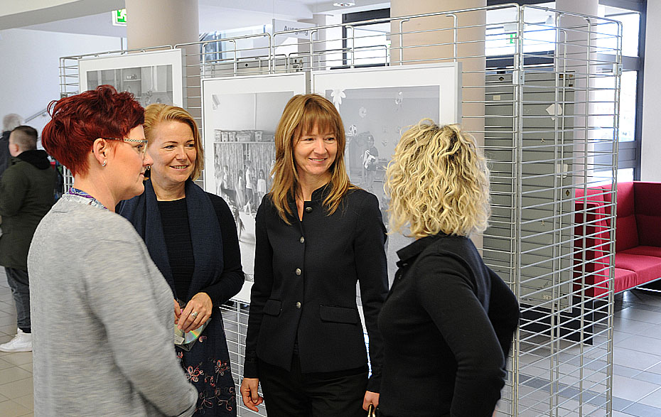 Foto: Fotoausstellung ML2 Besucher im Gespräch Foto: Fotoausstellung ML2 Besucher im Gespräch