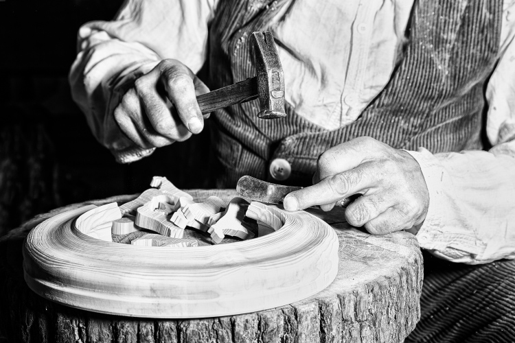 Foto: Hände eines Reifendrehers bei der Arbeit Foto: Hände eines Reifendrehers bei der Arbeit