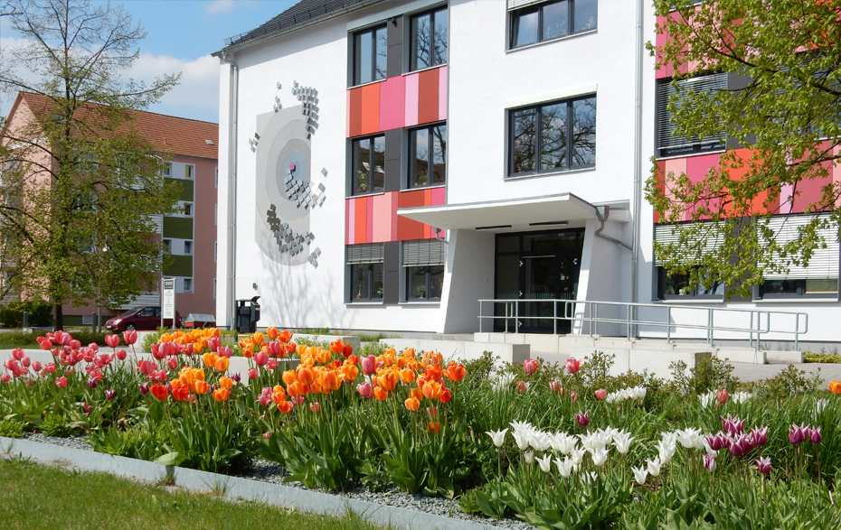Foto: Eingang vom Haus der Bildung und Technologie Foto: Eingang vom Haus der Bildung und Technologie