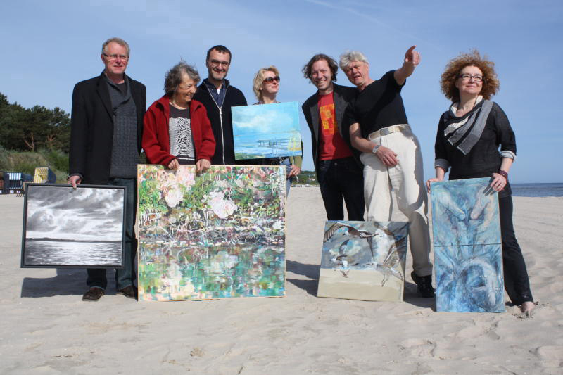 Gruppenfoto am Strand, 7 Künstler, 5 Kunstwerke Gruppenfoto am Strand, 7 Künstler, 5 Kunstwerke