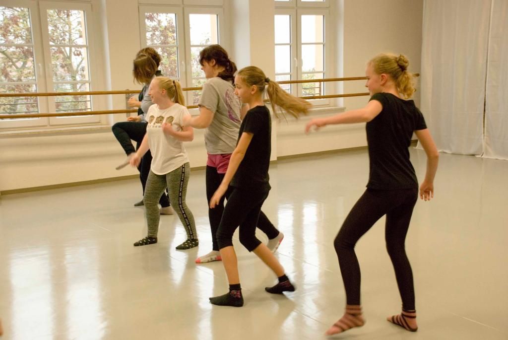 Foto: Tanzworkshop 09.11.2018 Schüler Foto: Tanzworkshop 09.11.2018 Schüler