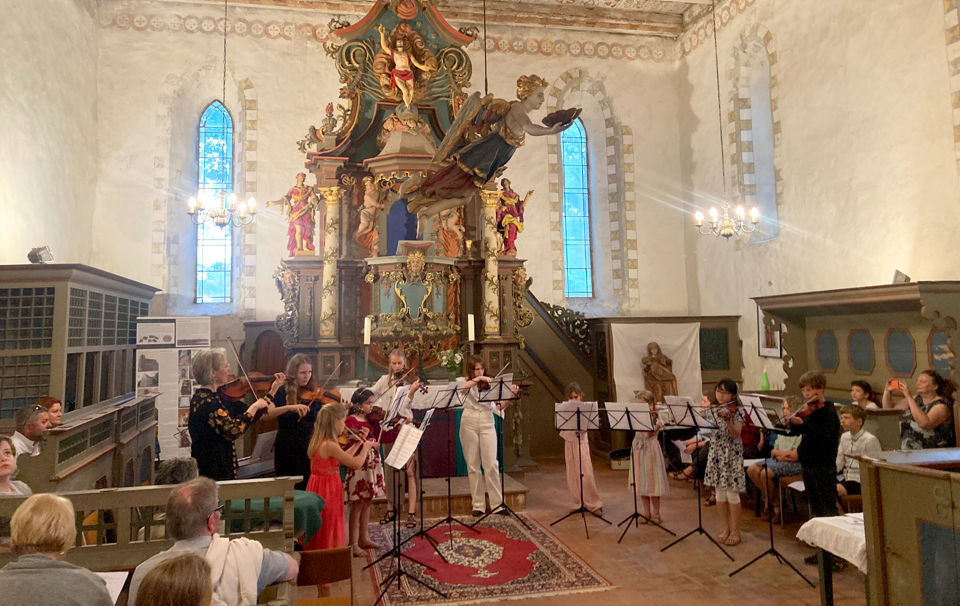 Foto: junge Musizierende in der Kirche Foto: junge Musizierende in der Kirche