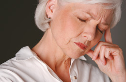 Foto: Porträt einer Seniorin, die grübelt Foto: Porträt einer Seniorin, die grübelt