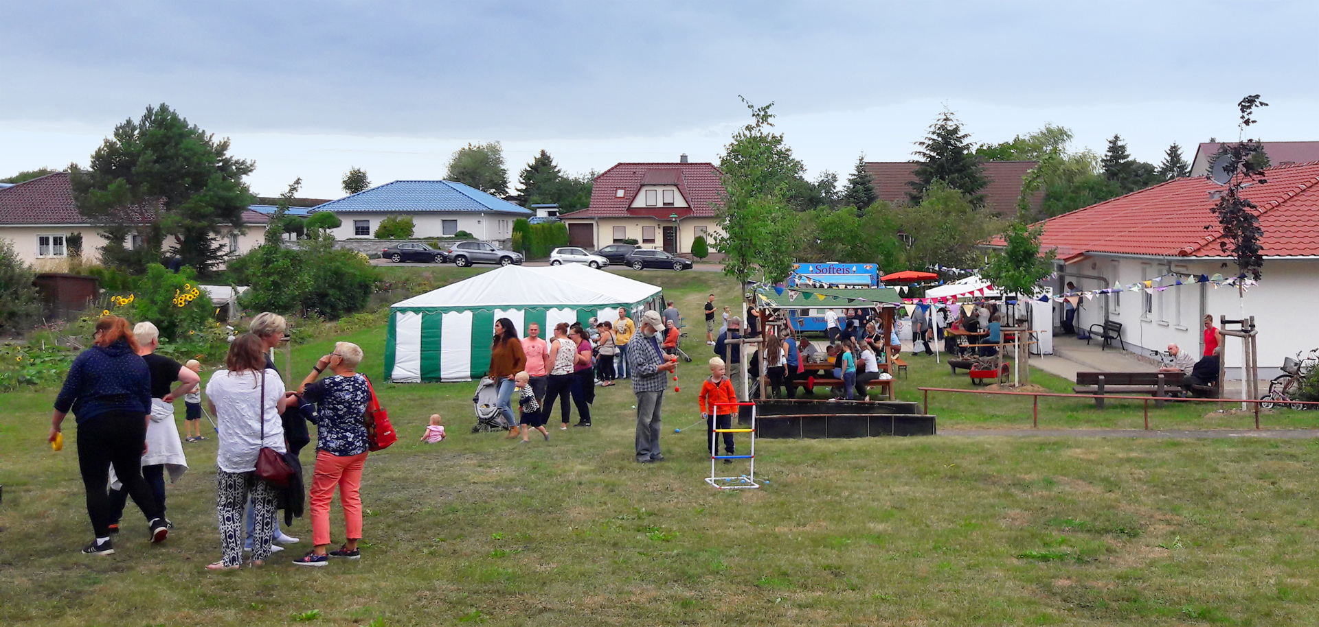Foto: Festgeschehen am Gemeindehaus Foto: Festgeschehen am Gemeindehaus