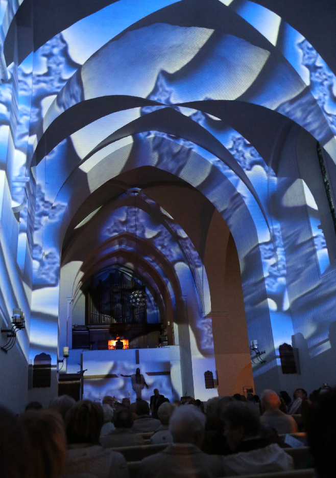 Foto: Innenraum der Kirche mit blauen Lichteffekten Foto: Innenraum der Kirche mit blauen Lichteffekten
