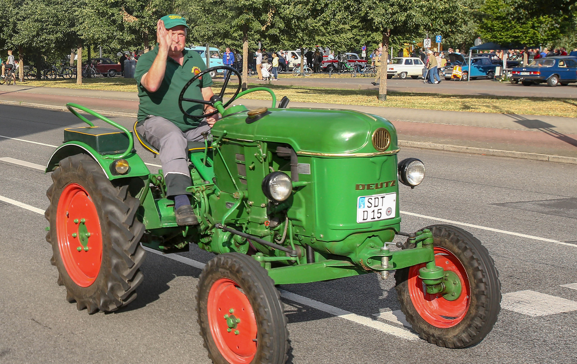 Foto: grüner Traktor mit roten Felgen Foto: grüner Traktor mit roten Felgen