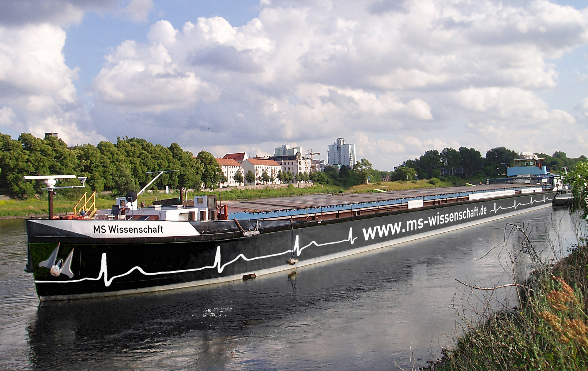 Foto: Schiff auf einer Wasserstraße Foto: Schiff auf einer Wasserstraße