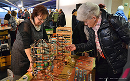 Foto: Kundin an einem Schmuckstand Foto: Kundin an einem Schmuckstand