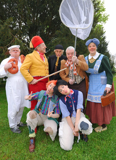 Foto: 7 verkleidete Schauspieler im Park Foto: 7 verkleidete Schauspieler im Park