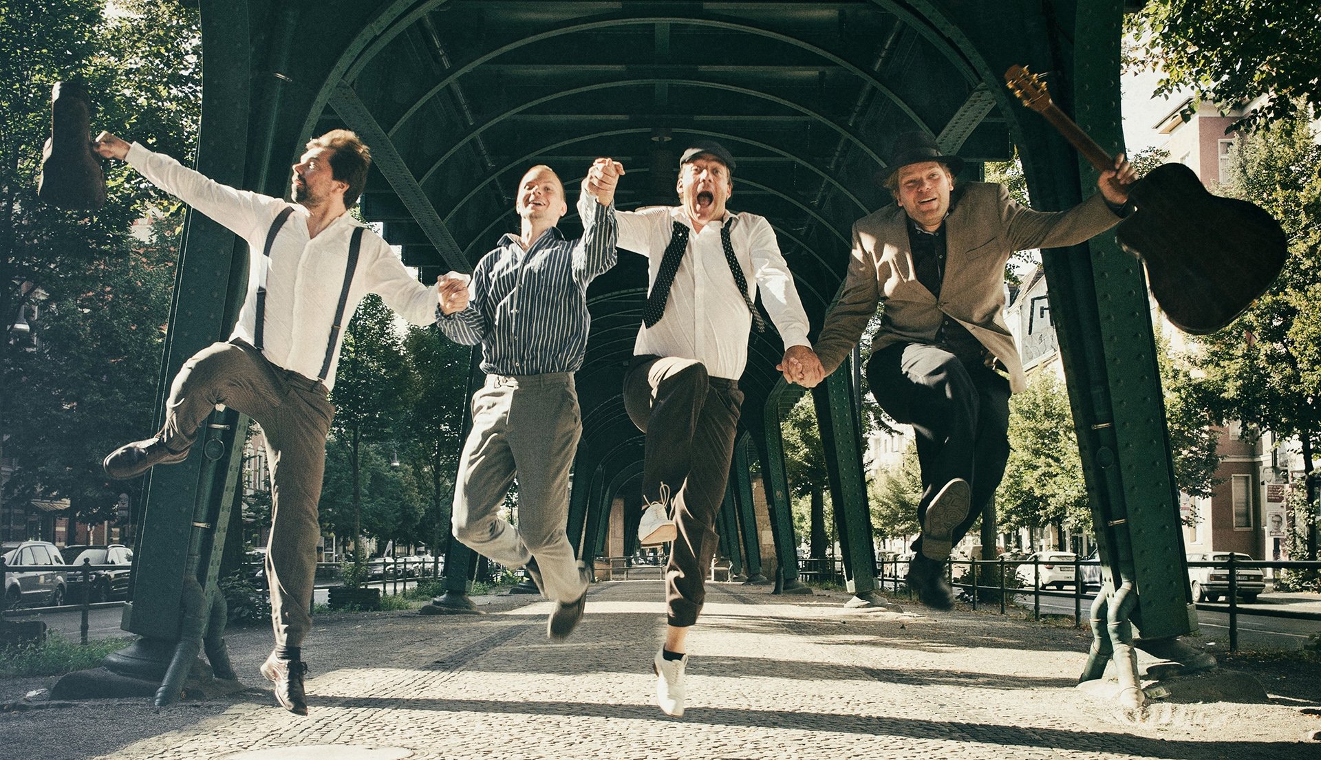 Foto: 4 Musiker springen in die Luft Foto: 4 Musiker springen in die Luft