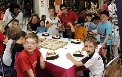 Foto: Kinder verzieren Törtchen Foto: Kinder verzieren Törtchen