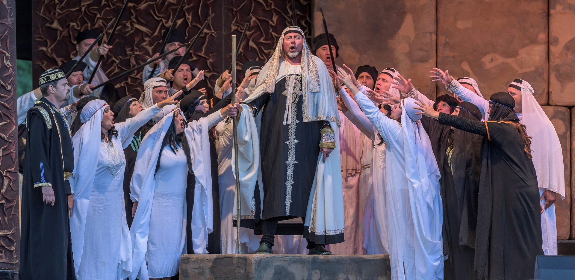 Foto: Sänger heben die Hände zur zentralen Figur Foto: Sänger heben die Hände zur zentralen Figur