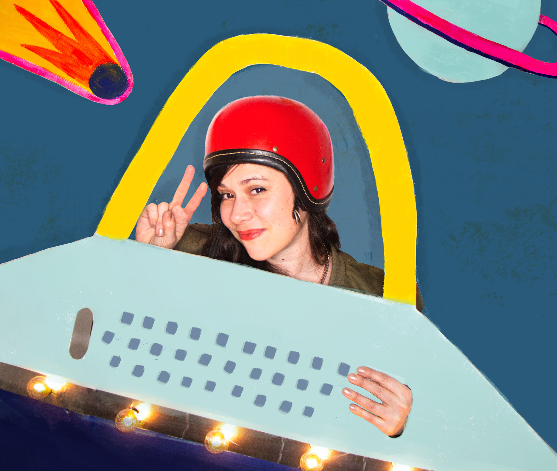 Foto: Frau in Papierkulisse mit Raumschiff und Planeten Foto: Frau in Papierkulisse mit Raumschiff und Planeten