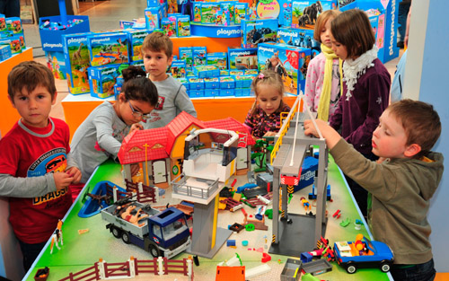 Foto: Sieben Kinder spielen am Tisch mit Playmobil-Steinen. Foto: Sieben Kinder spielen am Tisch mit Playmobil-Steinen.