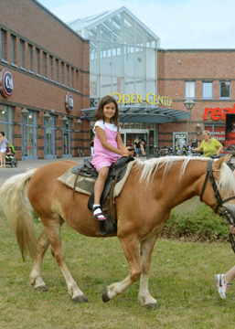 Foto: Mädchen auf einem Pony Foto: Mädchen auf einem Pony