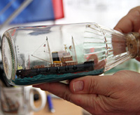 Foto: Buddelschiff in der Hand Foto: Buddelschiff in der Hand