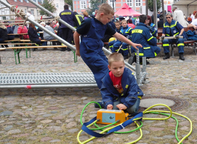 Foto: Junghelfer üben an technischen Geräten Foto: Junghelfer üben an technischen Geräten