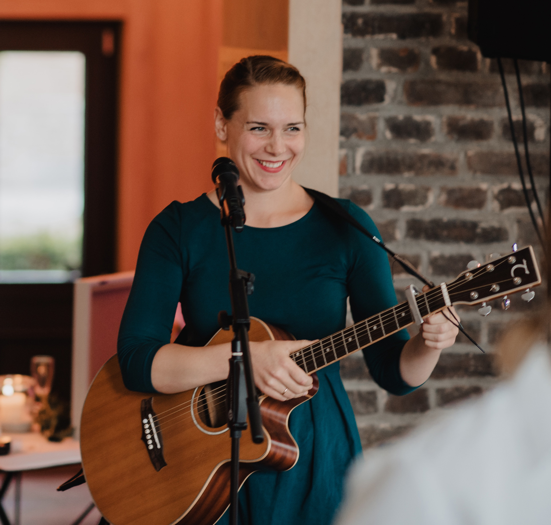 Foto: Sängerin mit Gitarre Foto: Sängerin mit Gitarre