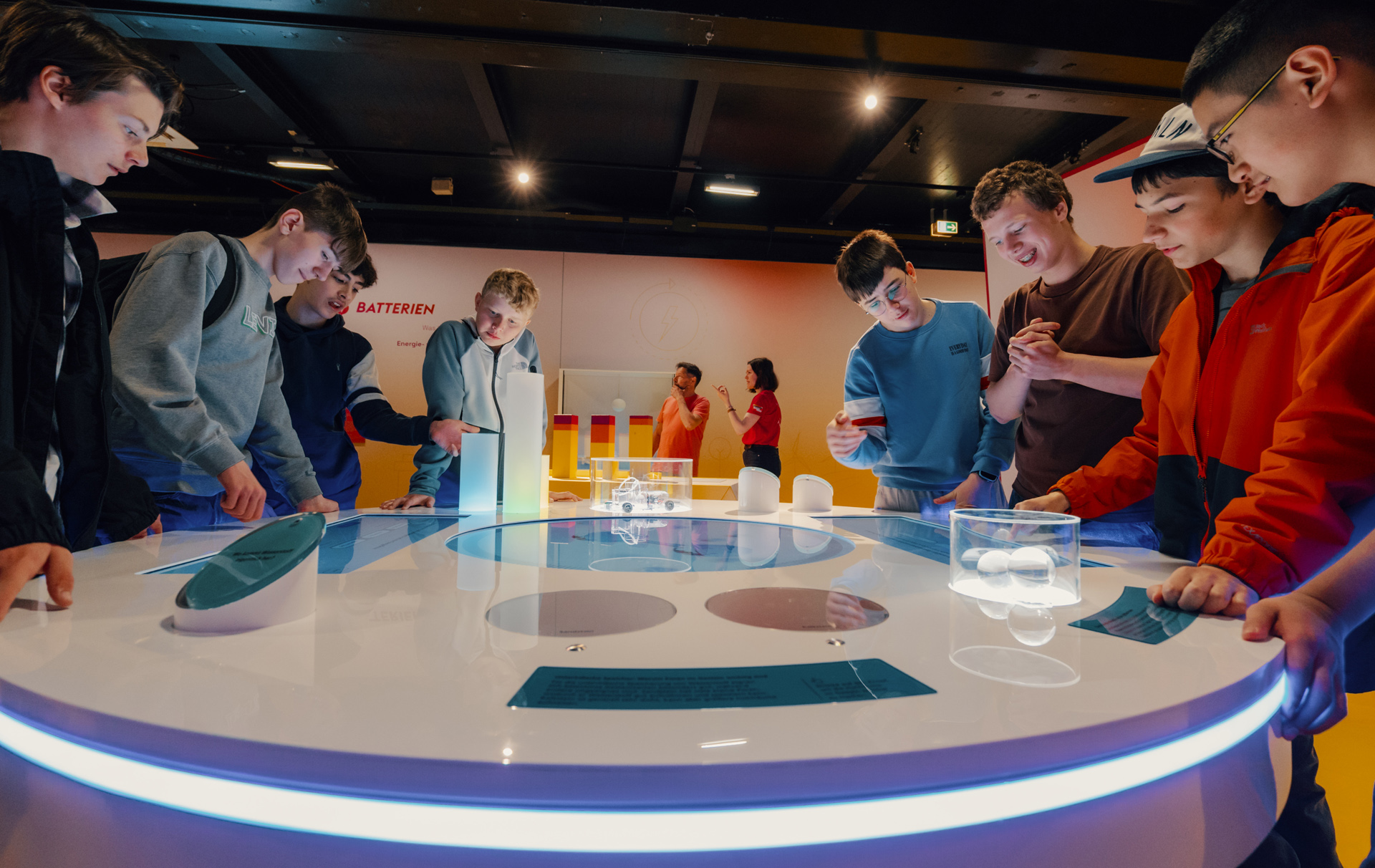 Foto: mehrere Jungs an einem runden Ausstellungstisch Foto: mehrere Jungs an einem runden Ausstellungstisch