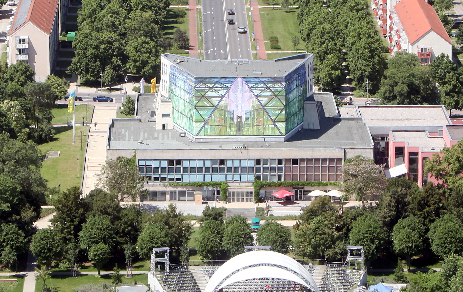 Luftbild vom Haupthaus mit Bühnenturm der Uckermärkischen Bühnen