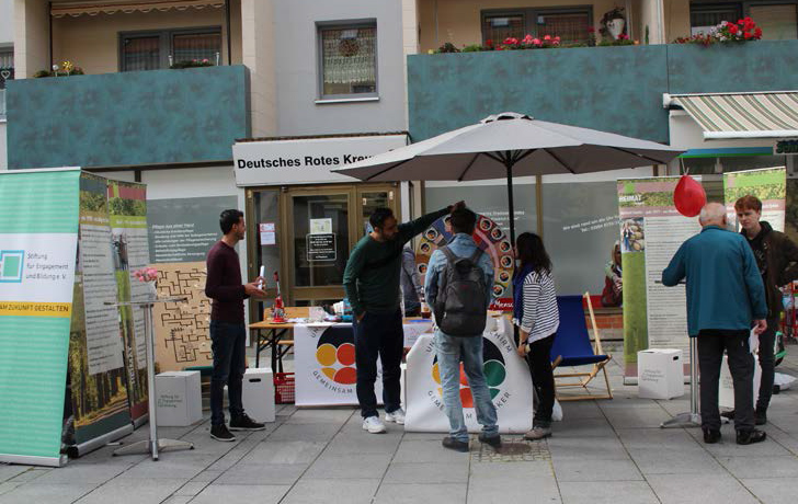 Foto: Gespräche am Stand Foto: Gespräche am Stand