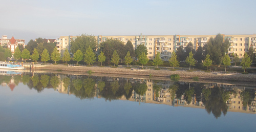 Foto: Wohnblock spiegelt sich im Kanal
