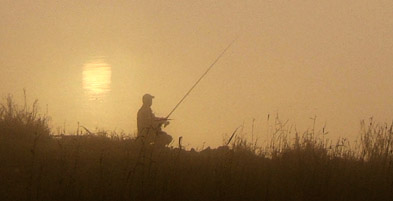 Foto: Angler an der Oder im Gegenlicht der Morgensonne Foto: Angler an der Oder im Gegenlicht der Morgensonne