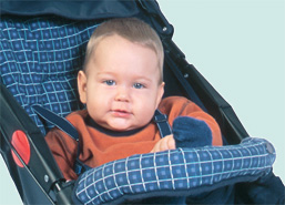 Foto: Baby im Kindersportwagen Foto: Baby im Kindersportwagen