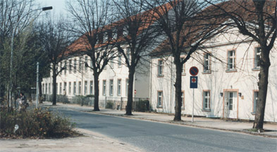 Foto: zwei helle Gebäude in der Bahnhofstraße Foto: zwei helle Gebäude in der Bahnhofstraße