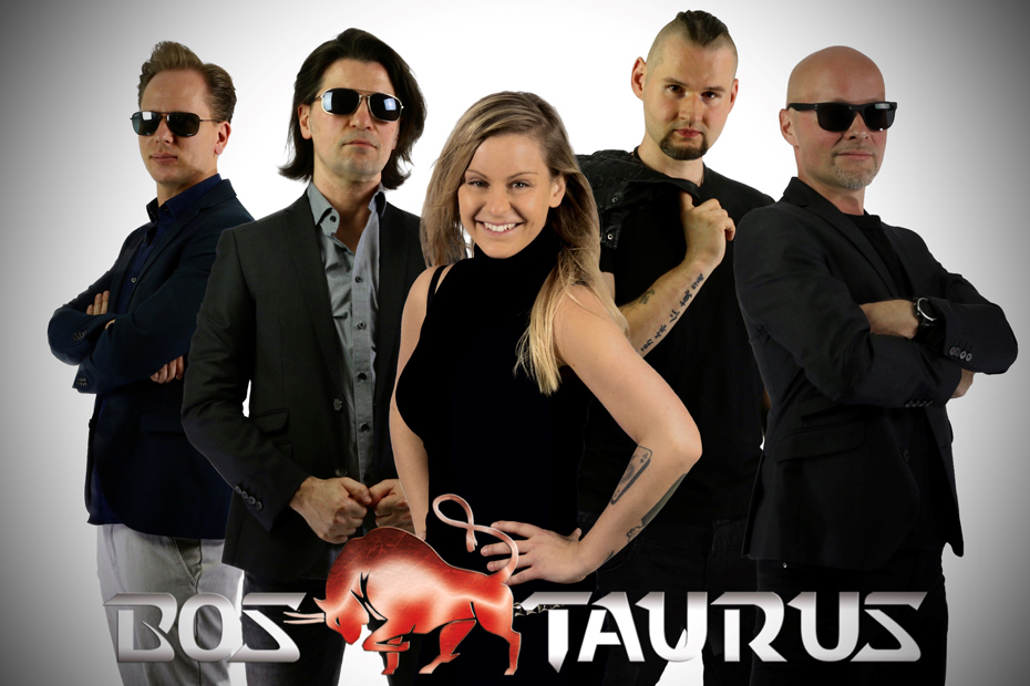Gruppenfoto mit 4 Musikern und einer Musikerin Gruppenfoto mit 4 Musikern und einer Musikerin