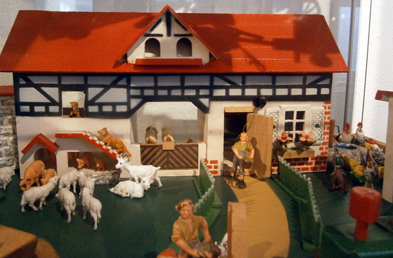 Foto: Bauernhof und Figuren aus Holz Foto: Bauernhof und Figuren aus Holz