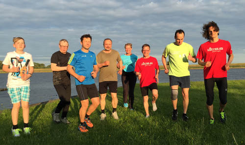 Foto: eine Laufgruppe in der Natur Foto: eine Laufgruppe in der Natur