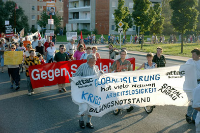 Foto: Demonstranten mit Transparenten gegen Arbeitslosigkeit, Sozialabbau, Bildungsnotstand und Krieg Foto: Demonstranten mit Transparenten gegen Arbeitslosigkeit, Sozialabbau, Bildungsnotstand und Krieg