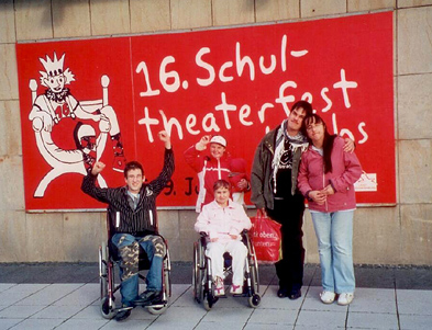 Gruppenfoto vor dem Schultheaterfest-Plakat Gruppenfoto vor dem Schultheaterfest-Plakat