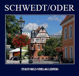 Titelseite des dunkelblauen Buches mit einem Foto vom Vierradener Platz Titelseite des dunkelblauen Buches mit einem Foto vom Vierradener Platz