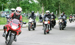 Foto: mehrere Biker fahren hintereinander Foto: mehrere Biker fahren hintereinander