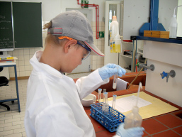 Foto: Schüler bei einem Experiment im Chemielabor Foto: Schüler bei einem Experiment im Chemielabor