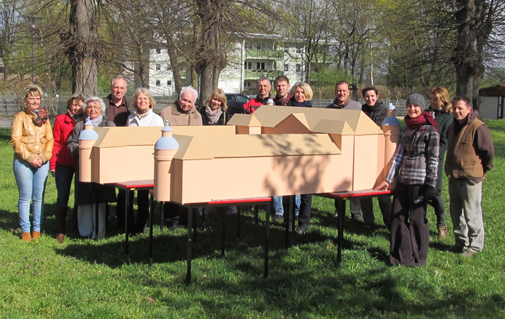 Gruppenfoto mit Modell im Park