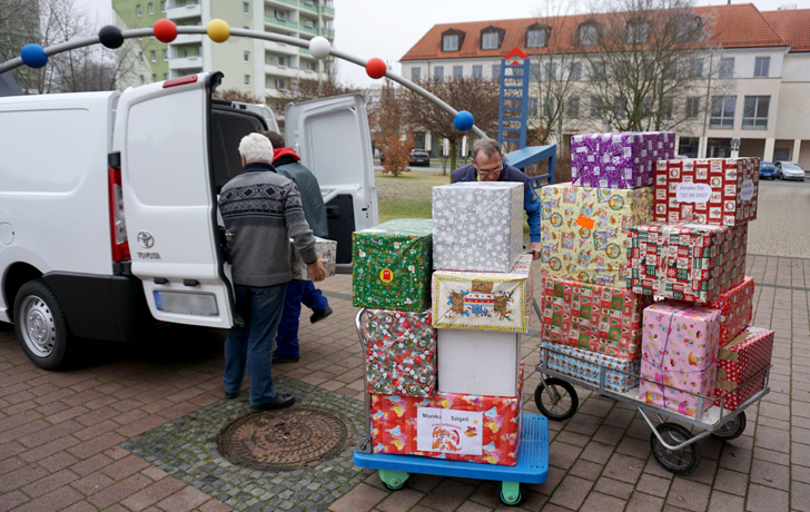 Foto: Verladen der Weihnachtspäckchen