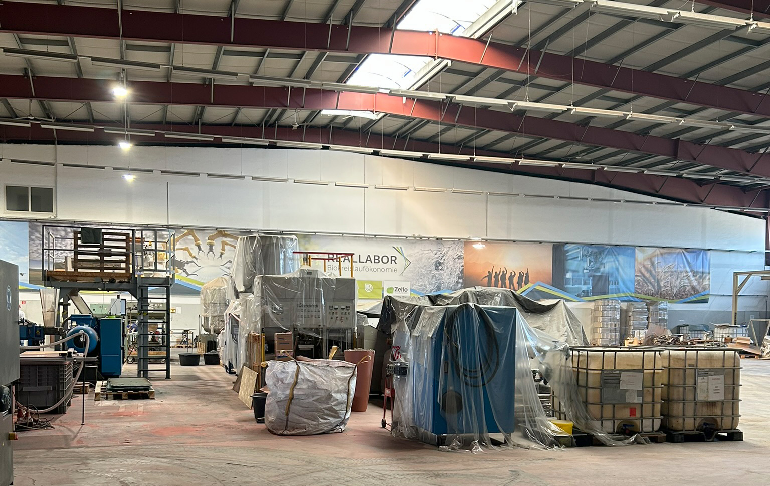 Foto: eine Halle der ehemaligen Tapetenproduktion