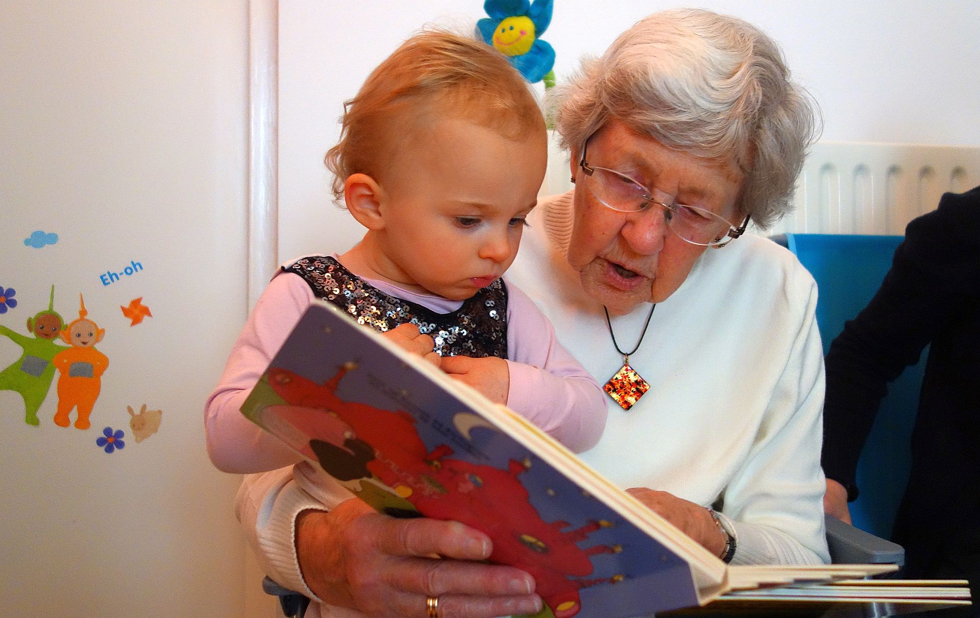 Foto: Oma mit Kind beim Vorlesen Foto: Oma mit Kind beim Vorlesen