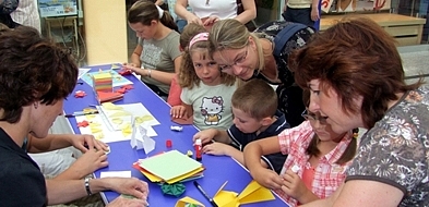 Foto: Kinder basteln Foto: Kinder basteln