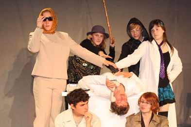 Foto: Sieben junge Schauspieler in Aktion Foto: Sieben junge Schauspieler in Aktion