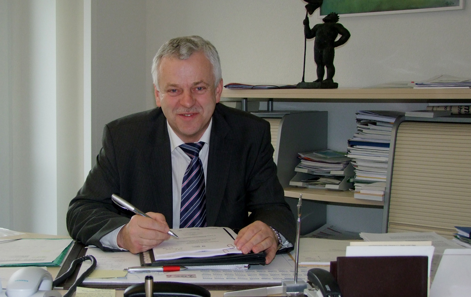 Foto: Bürgermeister Jürgen Polzehl sitzend am Schreibtisch Foto: Bürgermeister Jürgen Polzehl sitzend am Schreibtisch