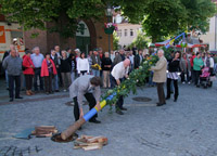 Foto: Die Stange wird platziert. Foto: Die Stange wird platziert.