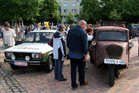 Foto: 2 Oldtimer werden besichtigt. Foto: 2 Oldtimer werden besichtigt.