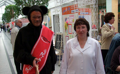Foto: Bündnisbär und Vertreterin des Frauenvereins Foto: Bündnisbär und Vertreterin des Frauenvereins